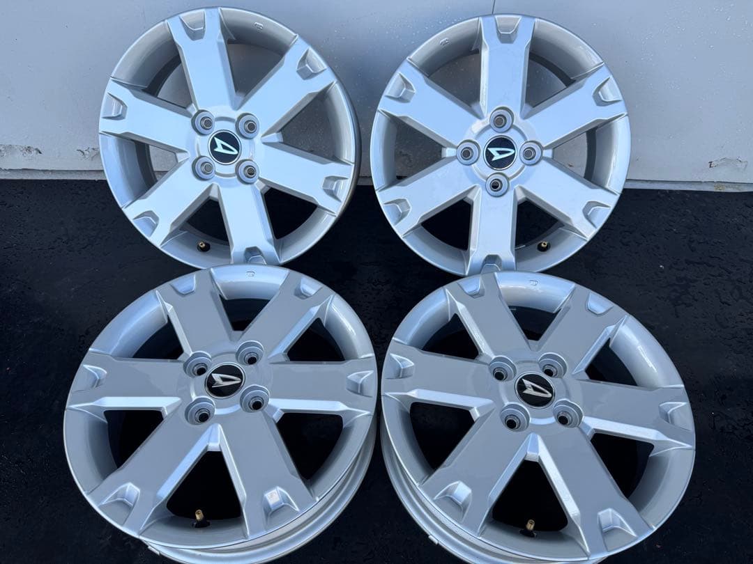 新車外し‼︎タフト　純正ホイール　シルバー　センターオーナメント付き②
