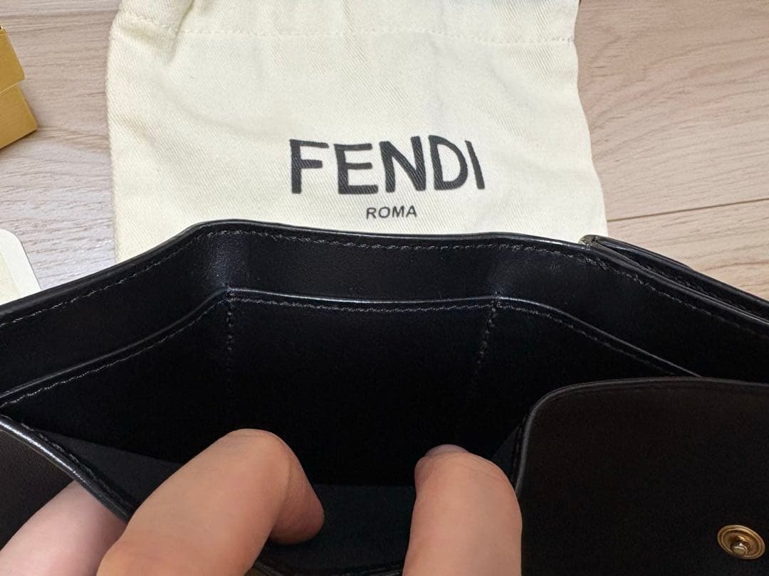 FENDI三つ折りウォレット　箱袋あり