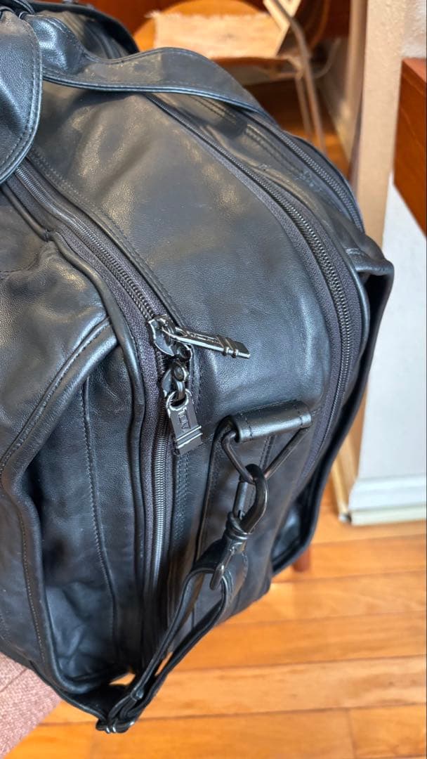 TUMI ブラック レザー ボストンバッグ