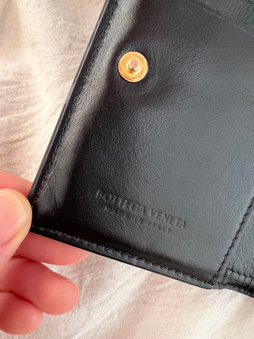 美品！！ BOTTEGA VENETA カセット ブラックレザー二つ折り財布