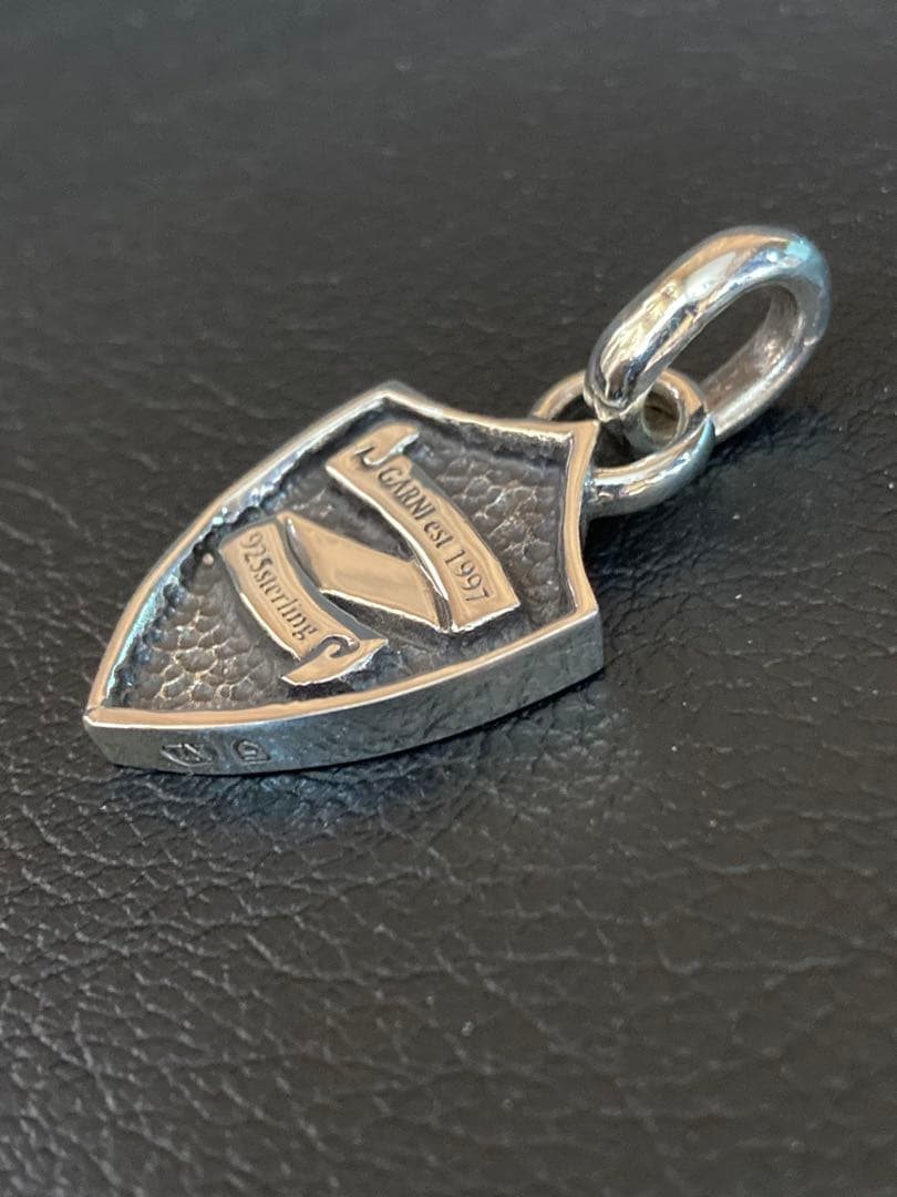 アクセサリー GARNI Shield Emblem Vine Pattern Pendant