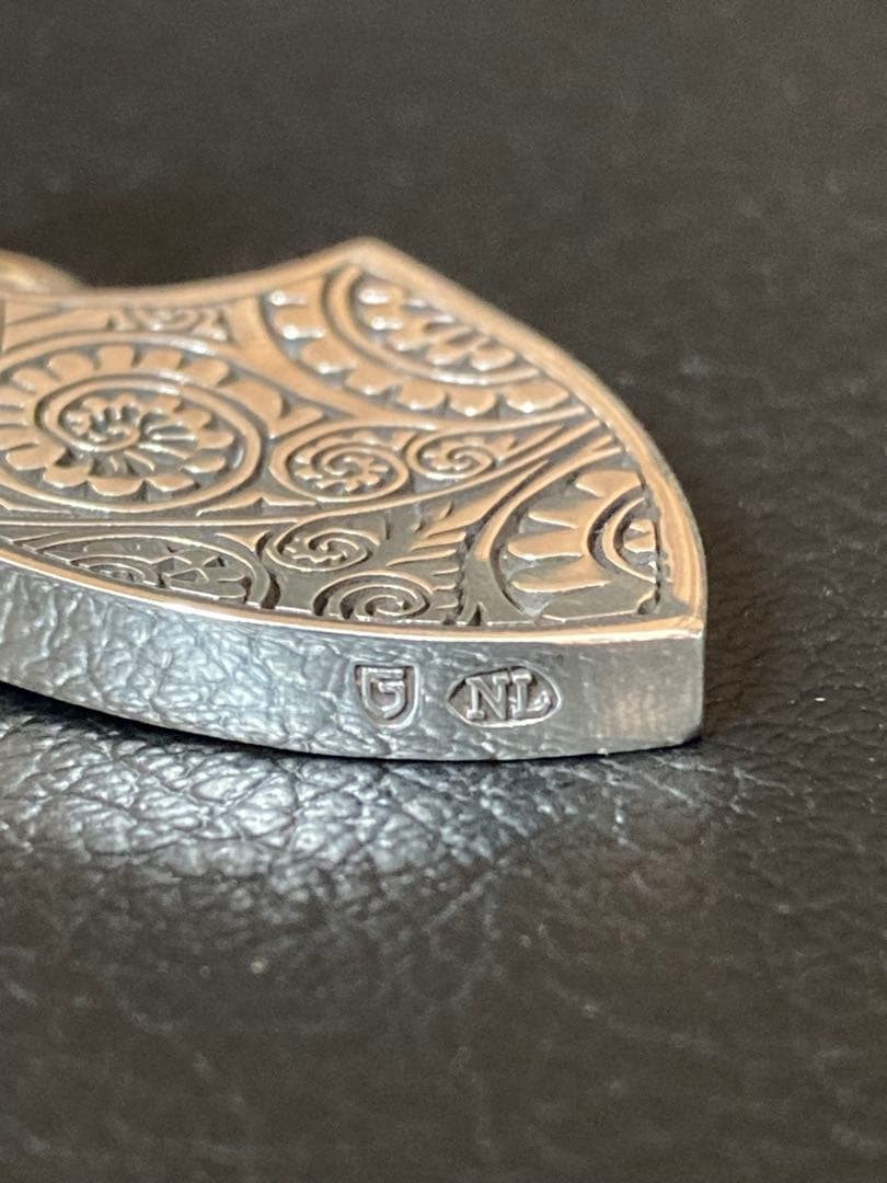 アクセサリー GARNI Shield Emblem Vine Pattern Pendant
