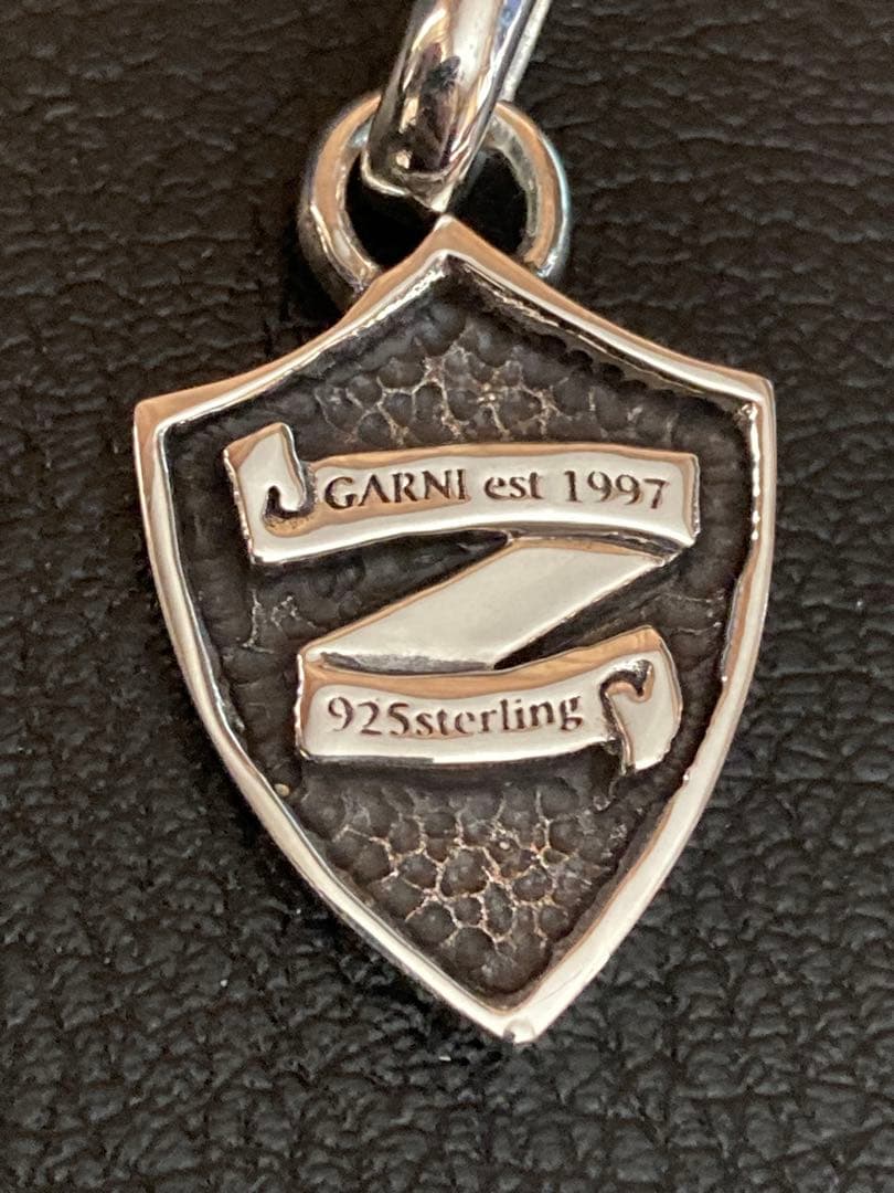 アクセサリー GARNI Shield Emblem Vine Pattern Pendant
