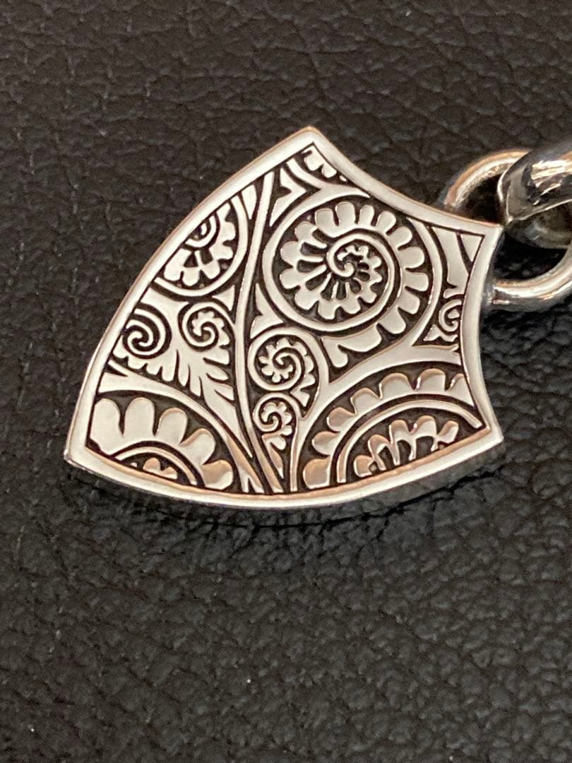 アクセサリー GARNI Shield Emblem Vine Pattern Pendant