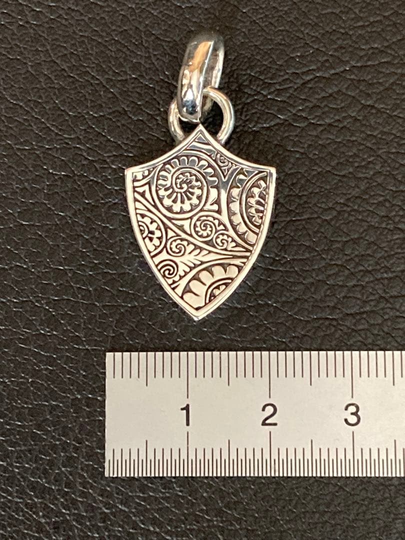 アクセサリー GARNI Shield Emblem Vine Pattern Pendant