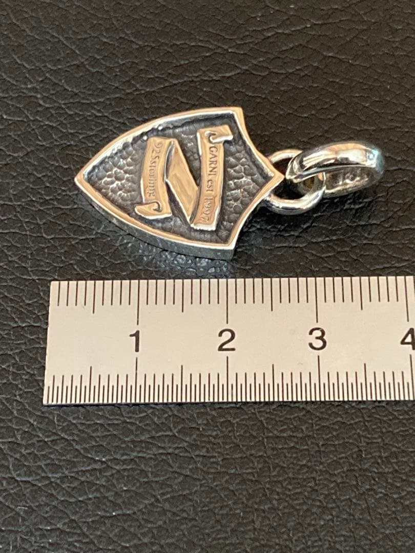 アクセサリー GARNI Shield Emblem Vine Pattern Pendant