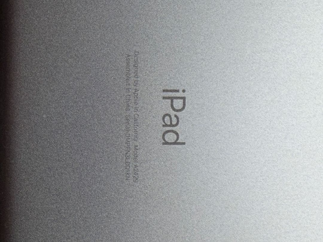 【キーボードケース付き】Apple iPad 第8世代 シルバー 本体