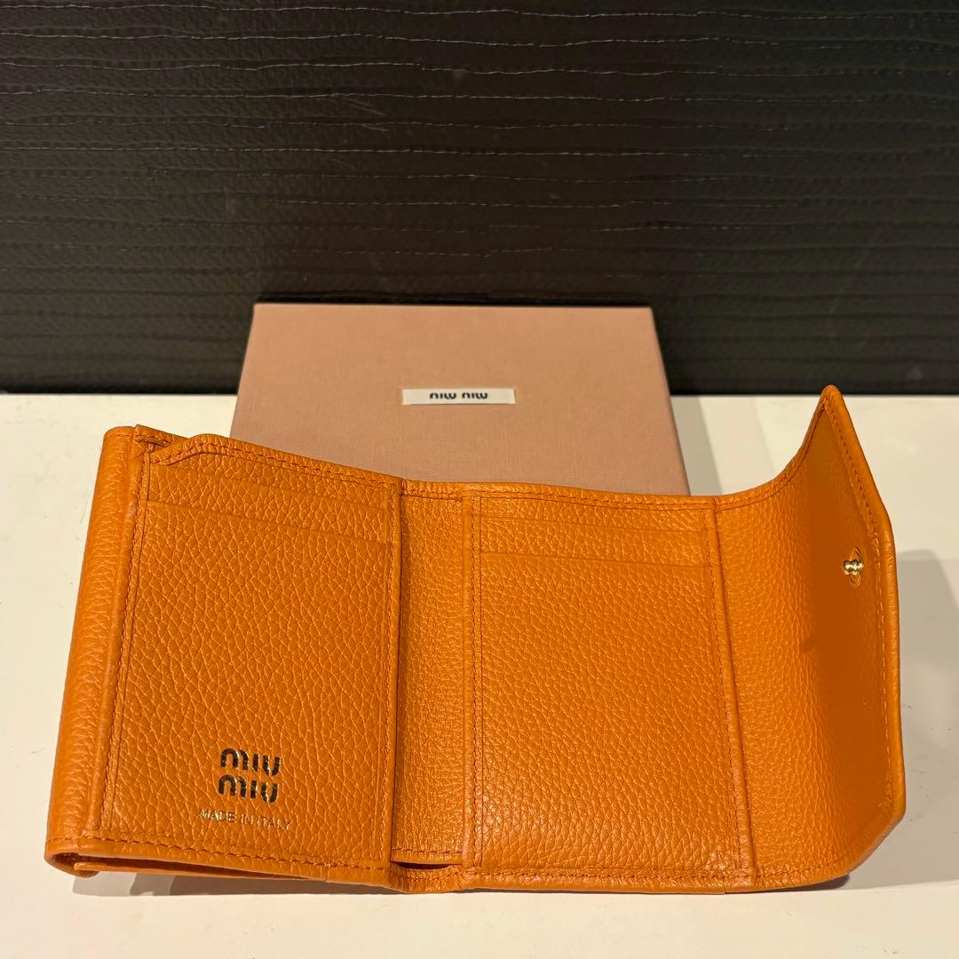 お値下げ新品⭐︎MIU MIU⭐︎三つ折り財布ヴィッテロダイノミニオレンジレア現行型