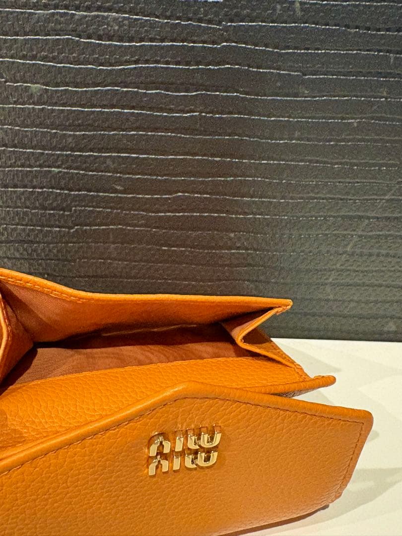 お値下げ新品⭐︎MIU MIU⭐︎三つ折り財布ヴィッテロダイノミニオレンジレア現行型