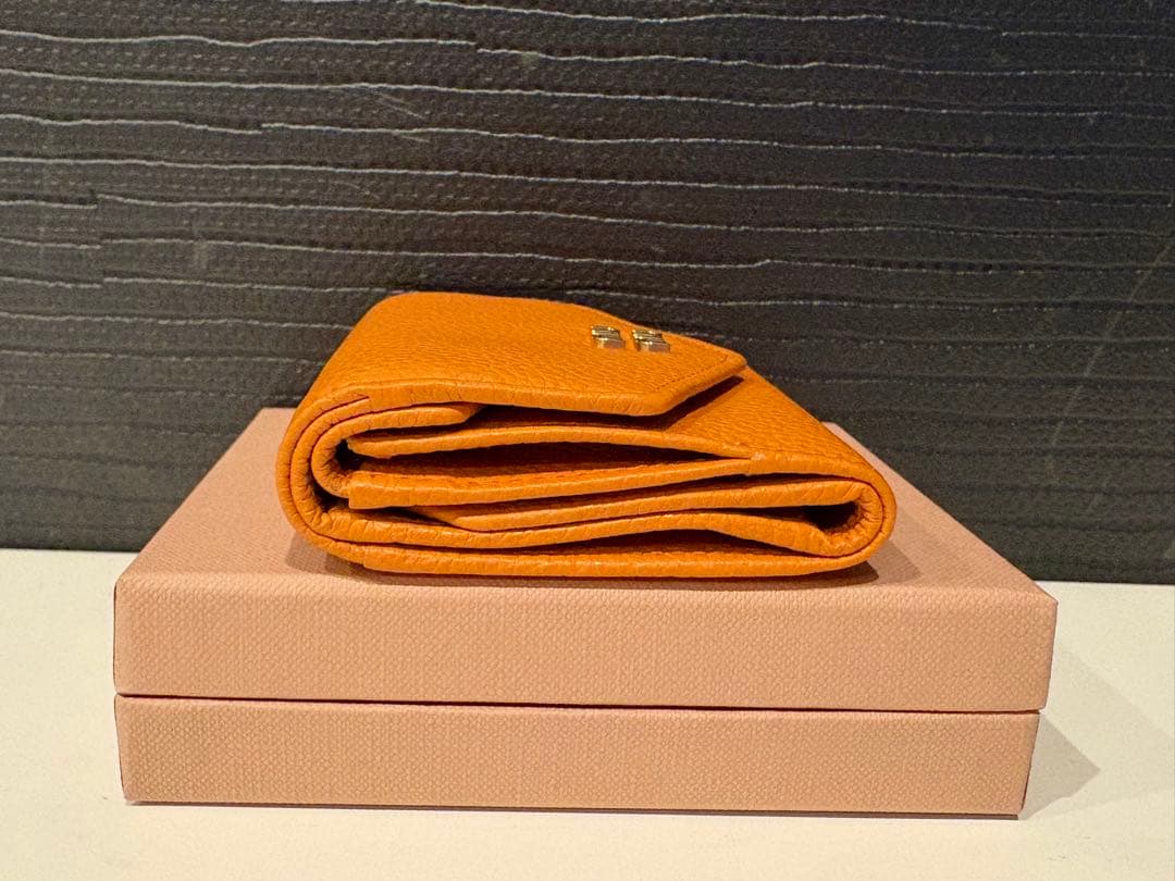 お値下げ新品⭐︎MIU MIU⭐︎三つ折り財布ヴィッテロダイノミニオレンジレア現行型