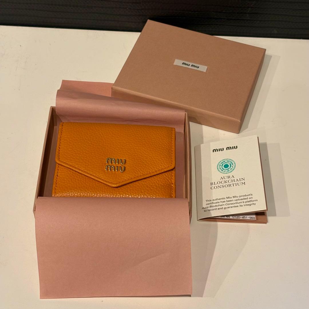 お値下げ新品⭐︎MIU MIU⭐︎三つ折り財布ヴィッテロダイノミニオレンジレア現行型
