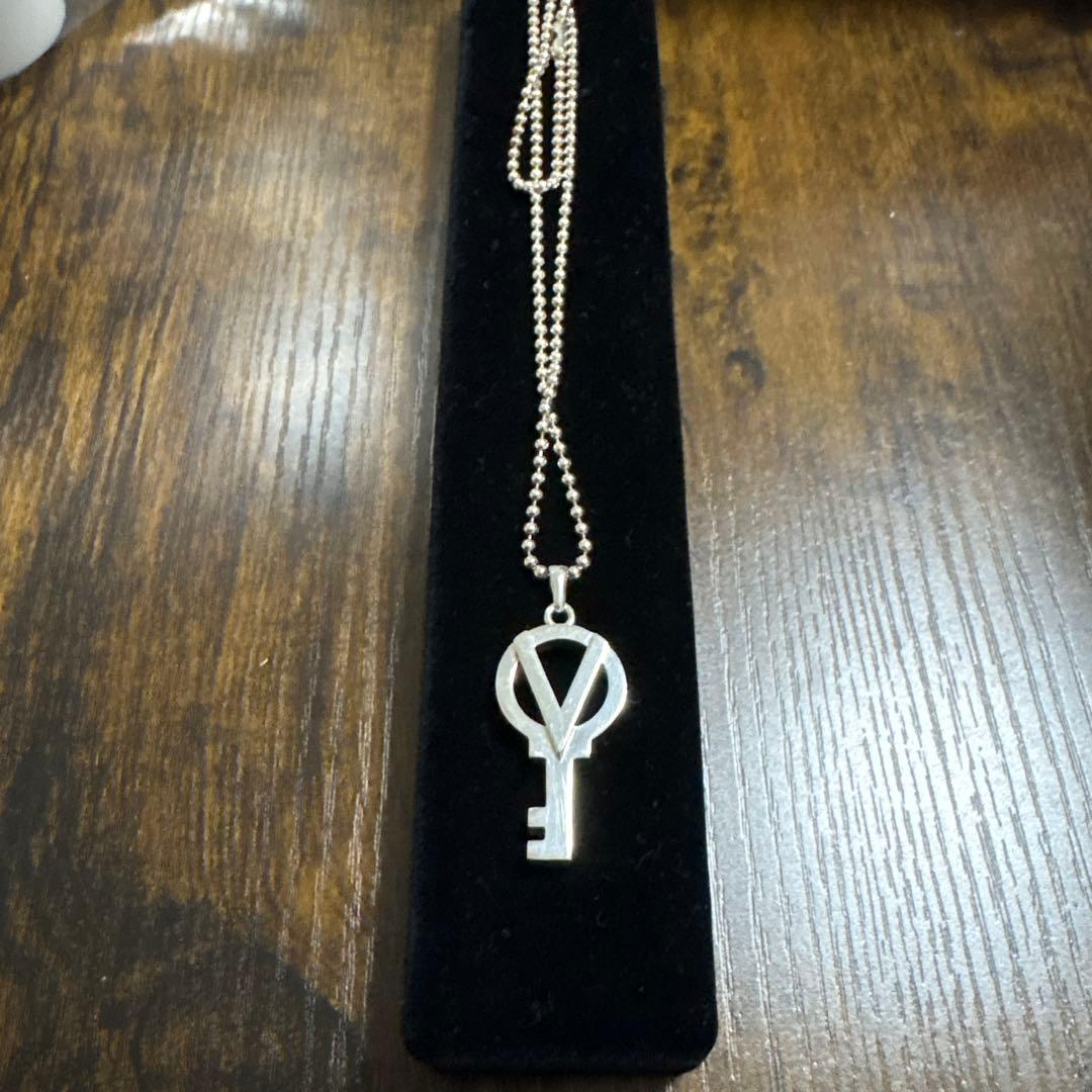 VAULTROOM KEY NECKLACE “V” Silver 925