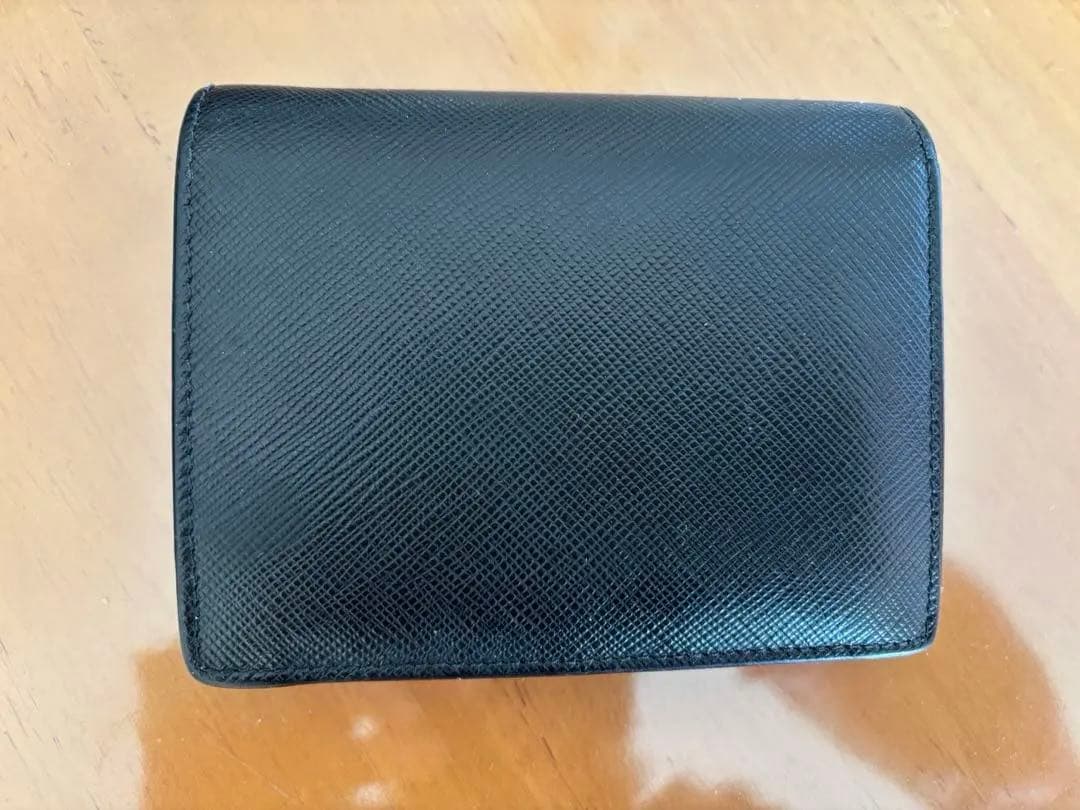 PRADA ブラック レザー 二つ折り財布　サフィアーノ
