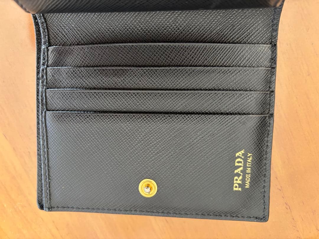 PRADA ブラック レザー 二つ折り財布　サフィアーノ