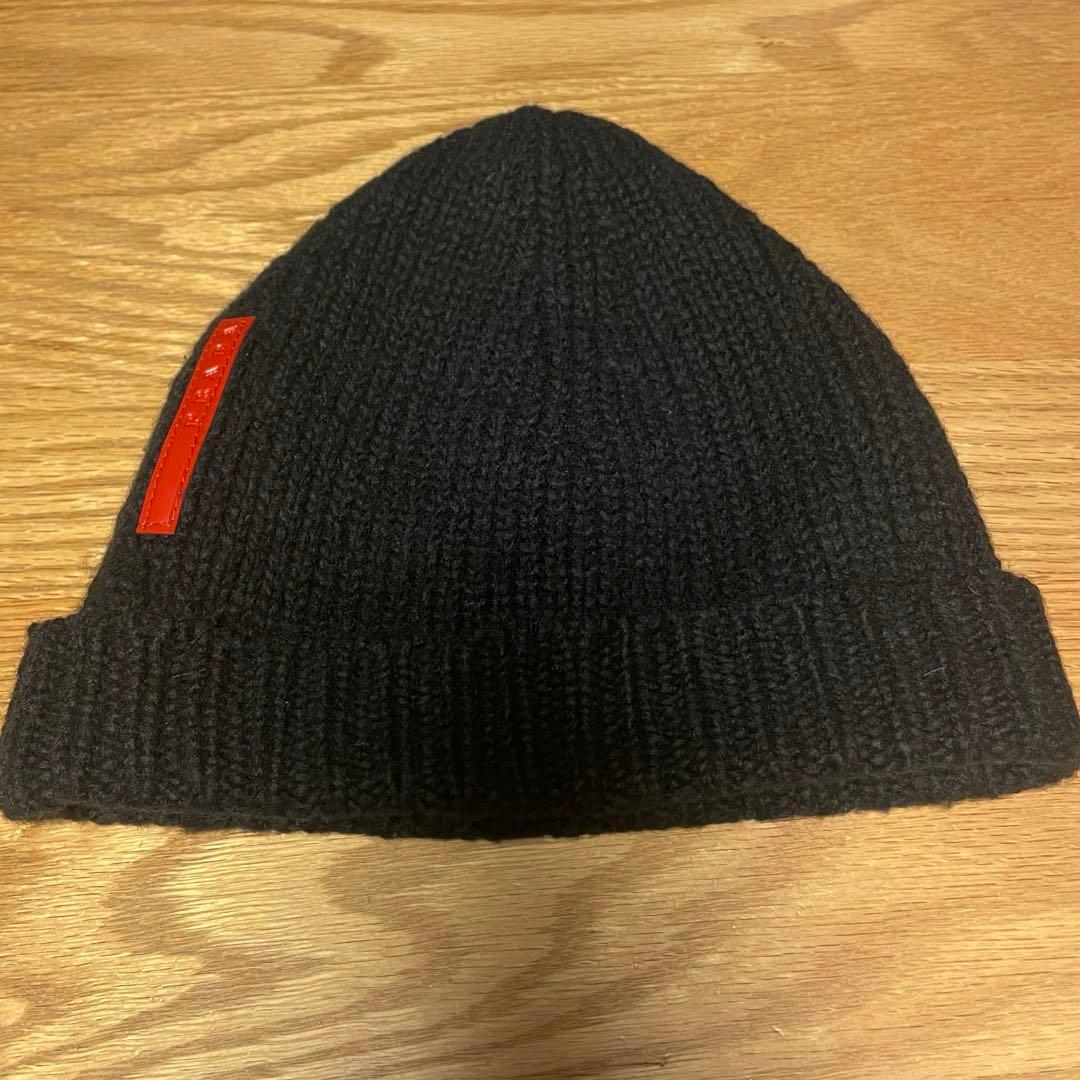 PRADA SPORTS 黒 ビーニー 赤ロゴ