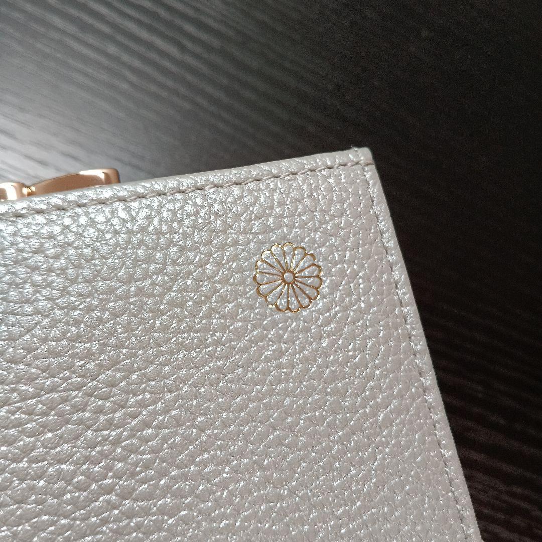 【新品未使用】皇居　菊の御紋入り　二つ折り財布　がま口　シルバー　銀色　牛革製