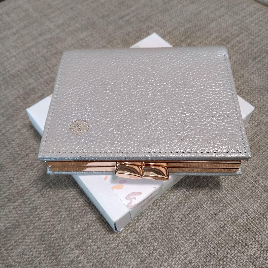 【新品未使用】皇居　菊の御紋入り　二つ折り財布　がま口　シルバー　銀色　牛革製