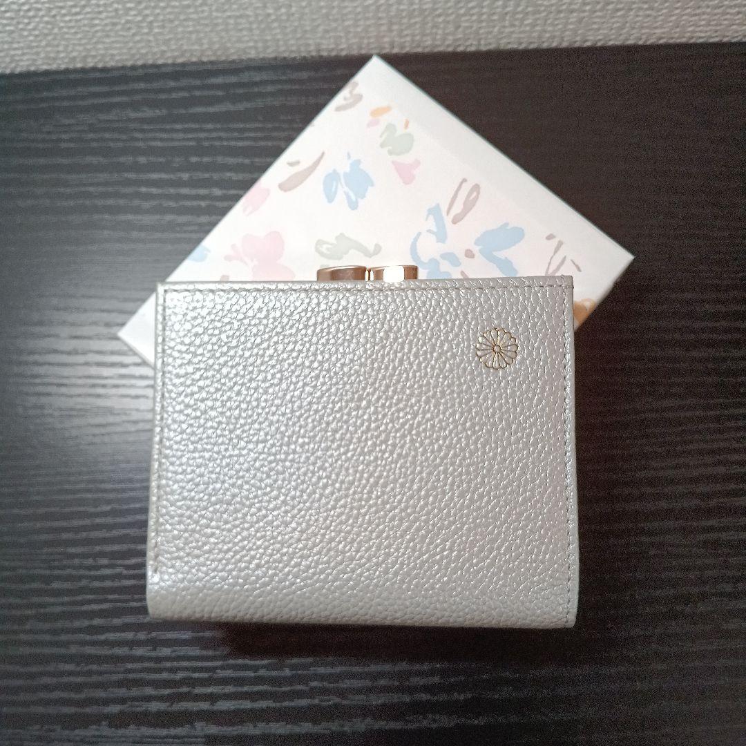 【新品未使用】皇居　菊の御紋入り　二つ折り財布　がま口　シルバー　銀色　牛革製