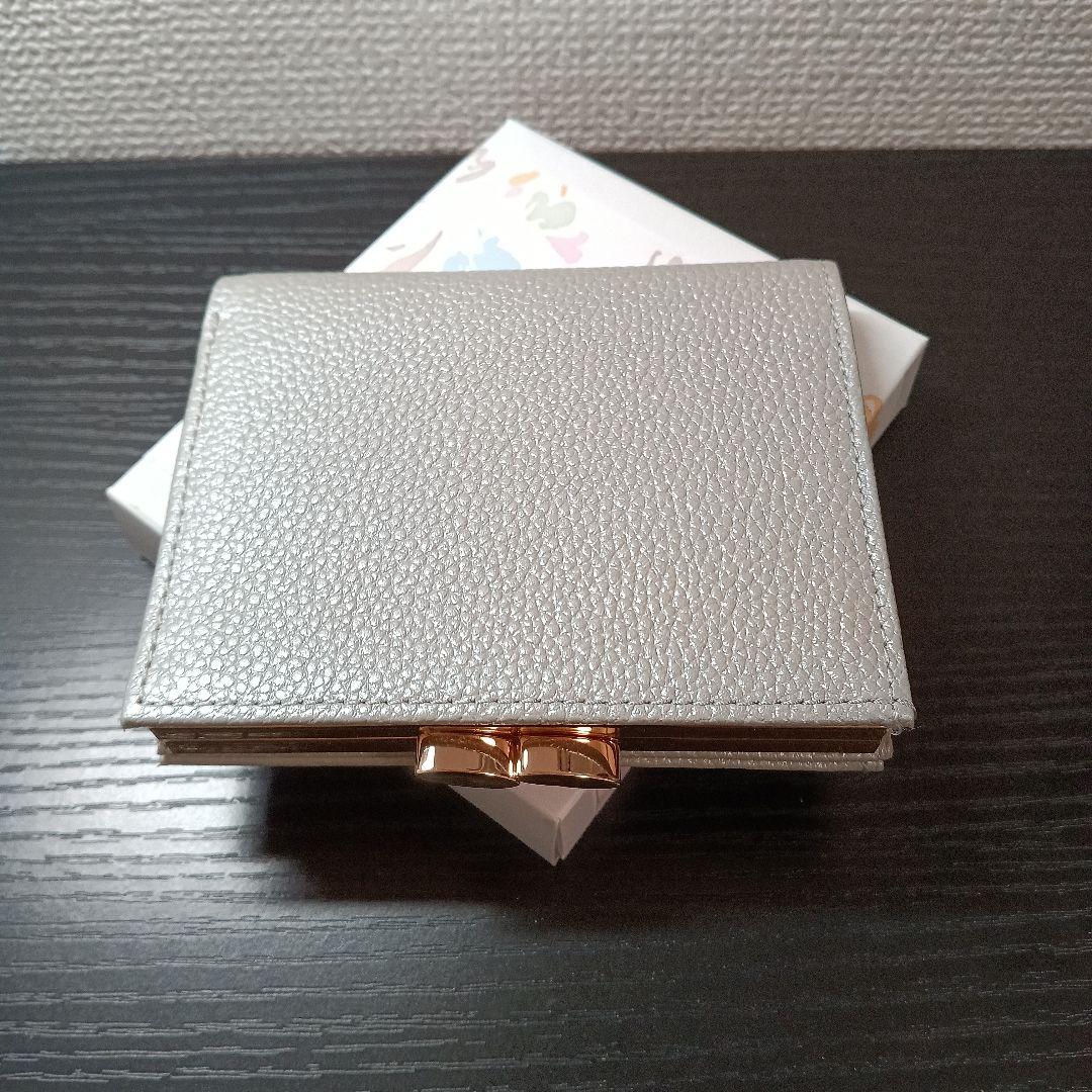 【新品未使用】皇居　菊の御紋入り　二つ折り財布　がま口　シルバー　銀色　牛革製
