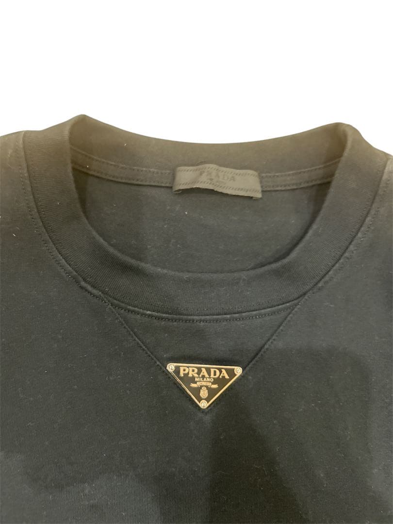 PRADA ブラック Tシャツ　日曜で出品消します