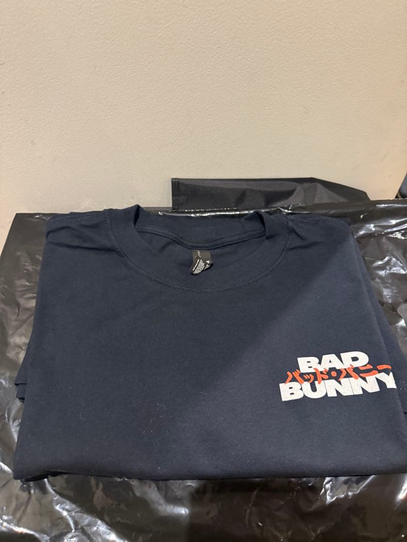 BAD BUNNY Tシャツとポスター バッドバニー べニート