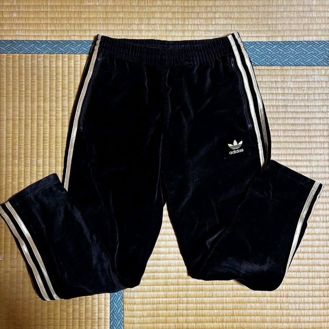 adidas originals ベロア トラックパンツ