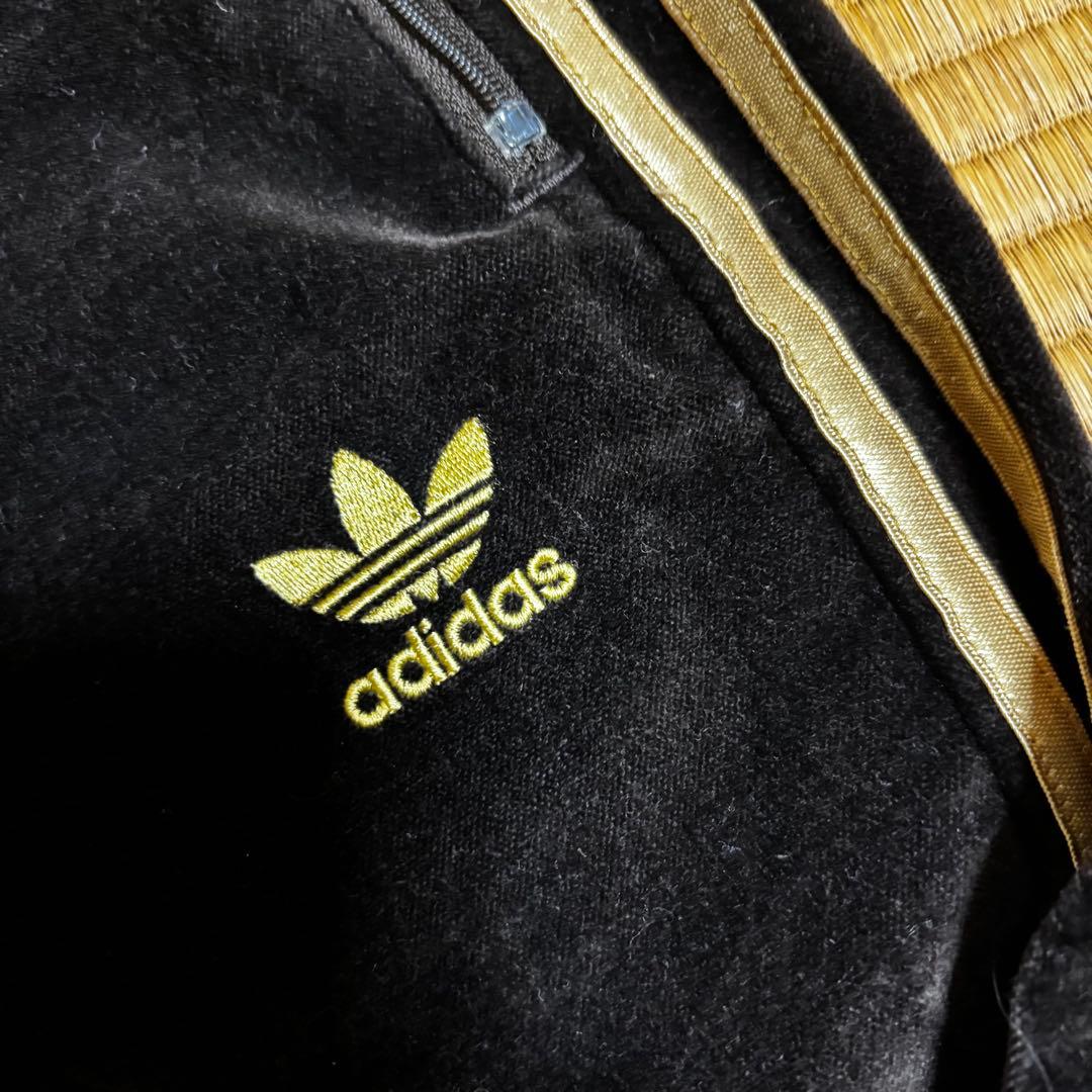 adidas originals ベロア トラックパンツ