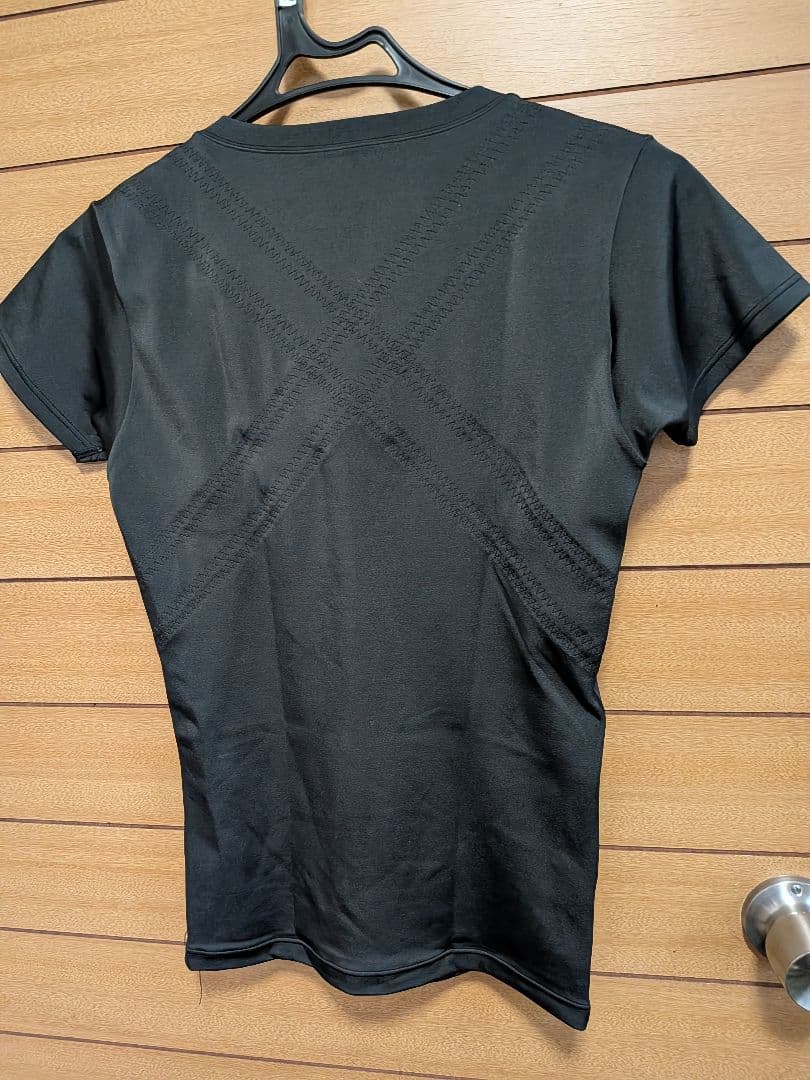 GRANTイーワンズ　BIBI ブラック Vネック Tシャツ クロスストラップ