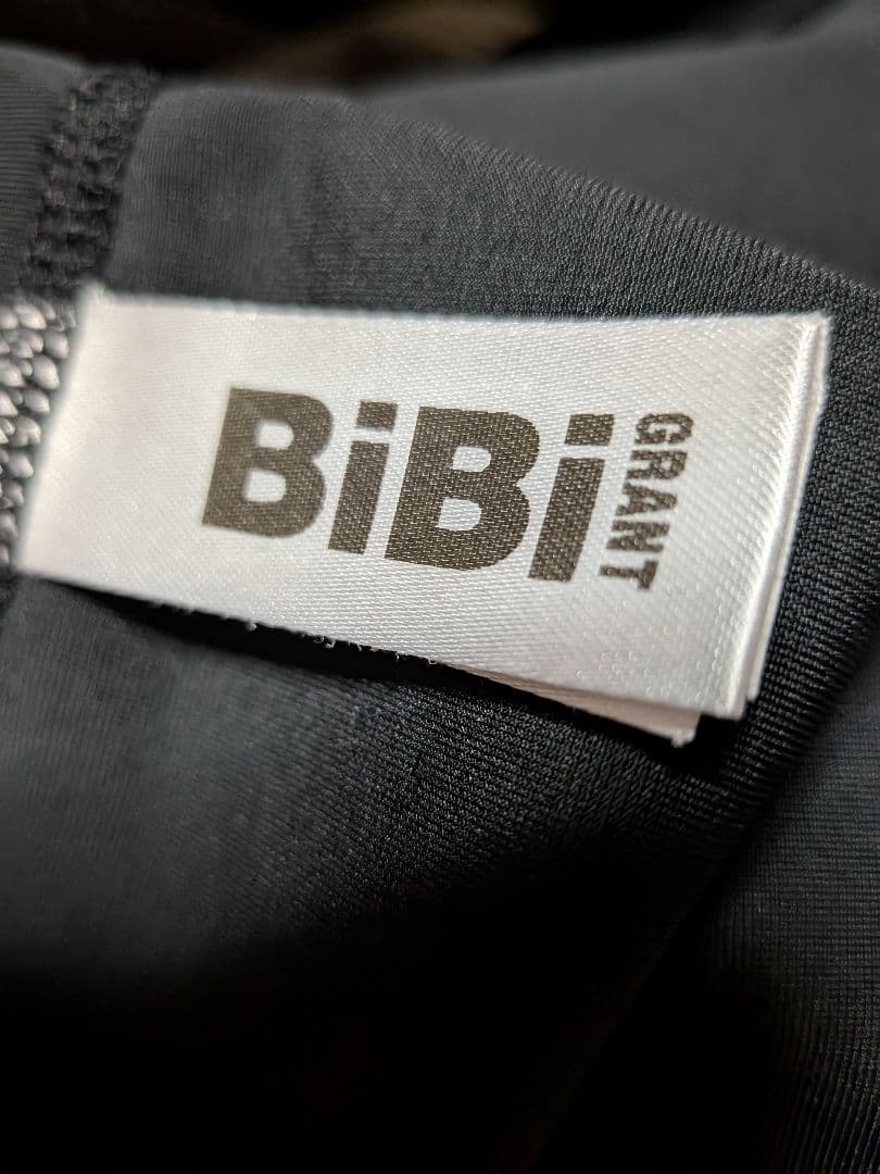 GRANTイーワンズ　BIBI ブラック Vネック Tシャツ クロスストラップ