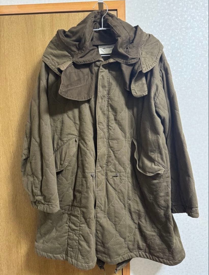 ジャケット・アウター ANACHRONORM QUILTING FISH TAIL COAT