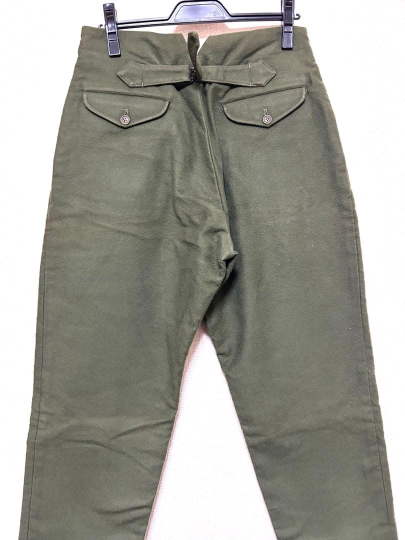 comoli モールスキンバックストラップパンツ