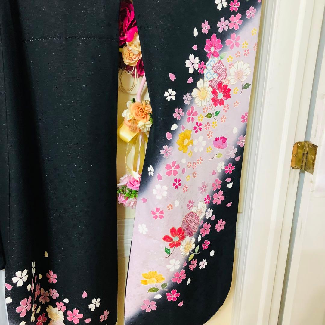 正絹振袖❤️人気黒地ラメキッラキラ煌びやか⭐︎桜舞い散る可憐金彩⭐︎暈し優しい銘品