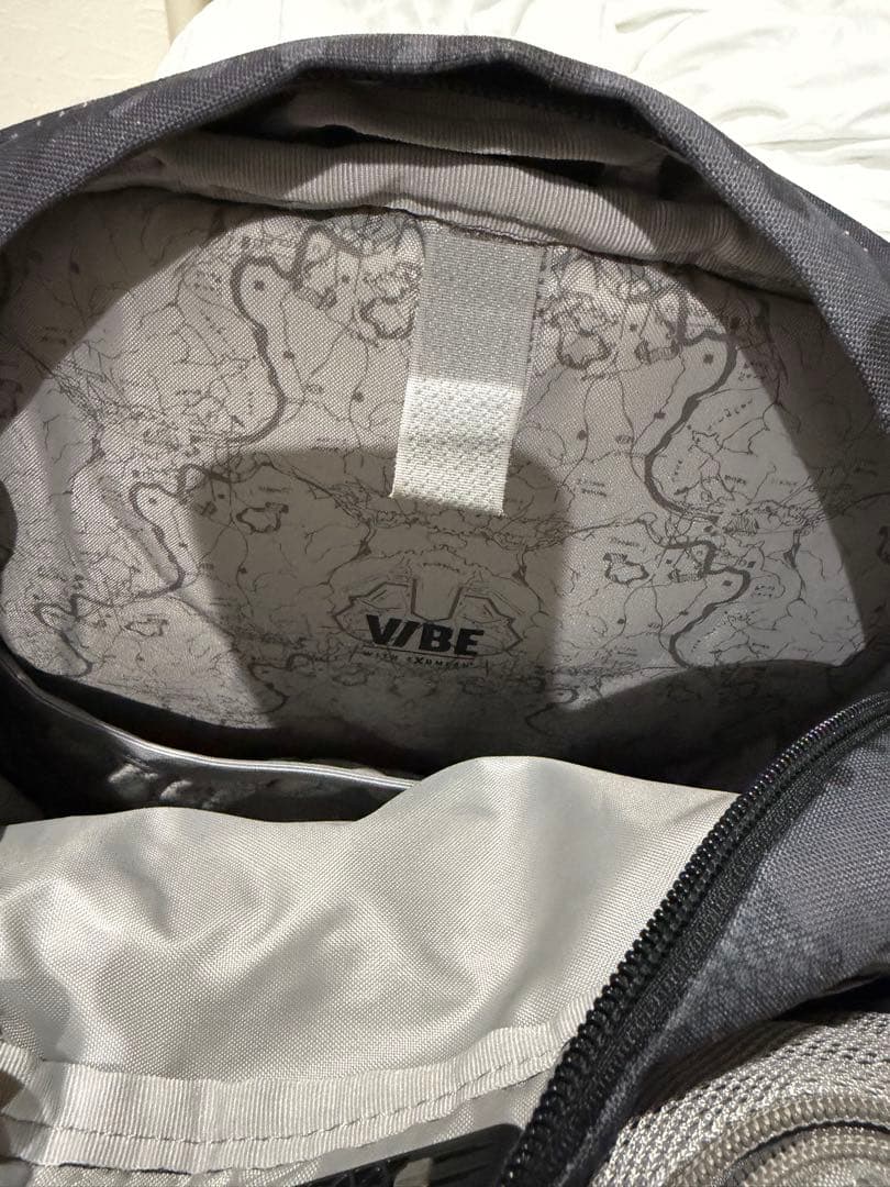 バッグ PACSAFE VIBE 25 GREY CAMO