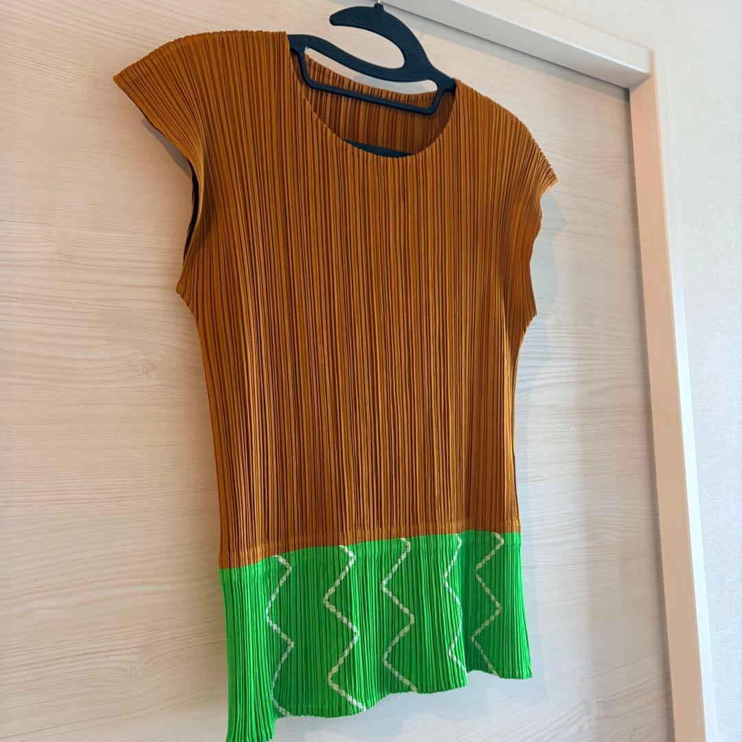 プリーツプリーズ　デザイン　Tシャツ　ブラウン×グリーン　美品