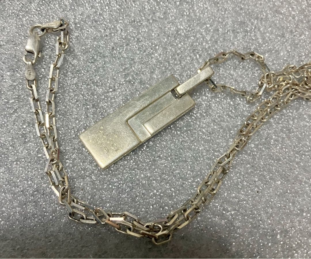 Gucci シルバー タグ型ネックレス