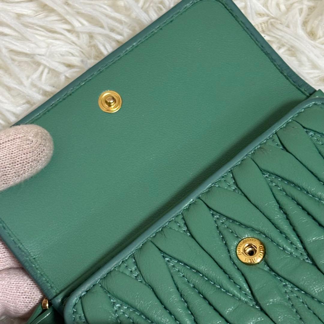 美品✨ミュウミュウ 現行 三つ折り財布 マテラッセ　ロゴ　緑 RFID 箱付き