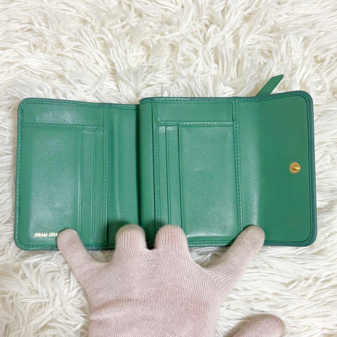 美品✨ミュウミュウ 現行 三つ折り財布 マテラッセ　ロゴ　緑 RFID 箱付き