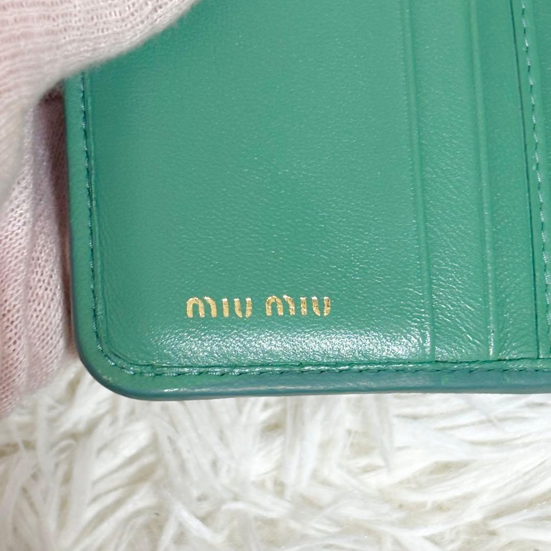 美品✨ミュウミュウ 現行 三つ折り財布 マテラッセ　ロゴ　緑 RFID 箱付き