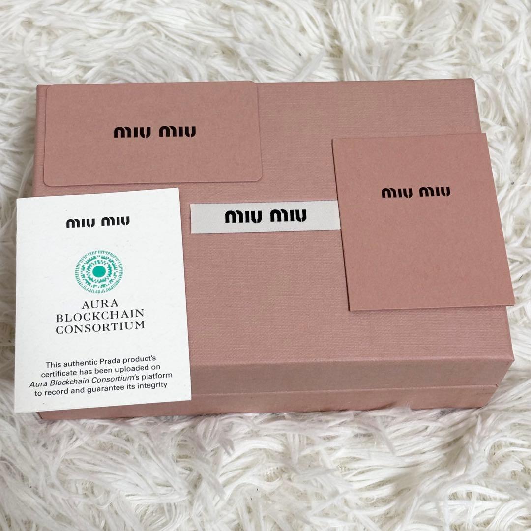 美品✨ミュウミュウ 現行 三つ折り財布 マテラッセ　ロゴ　緑 RFID 箱付き