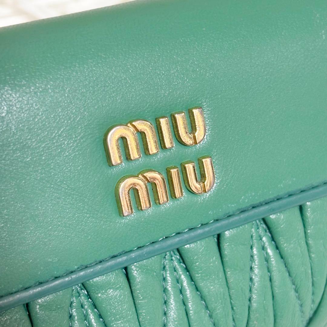 美品✨ミュウミュウ 現行 三つ折り財布 マテラッセ　ロゴ　緑 RFID 箱付き