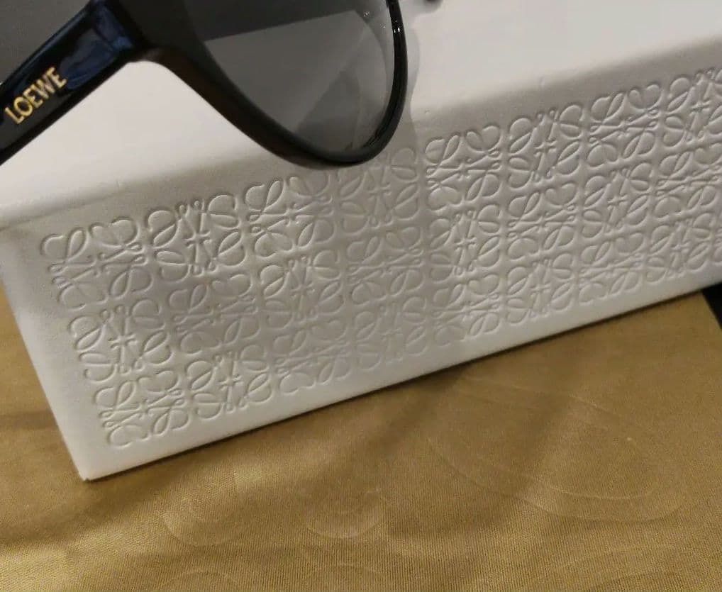 LOEWE ブラック ラウンドサングラス