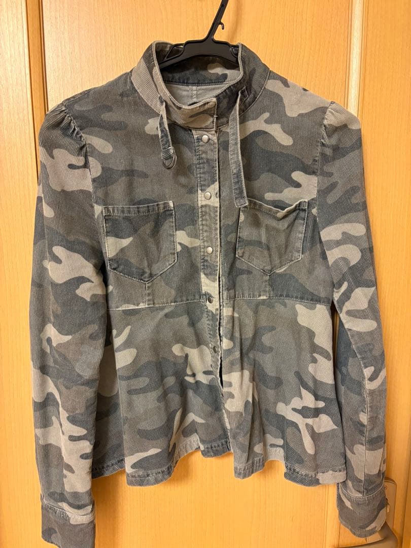 LAGUAGEM PEPLUM CAMO トップス　迷彩柄　ミリタリージャケット
