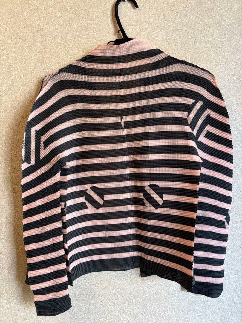 me ISSEY MIYAKE ボーダープリーツカーディガン