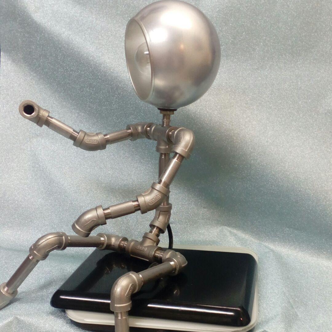 マニアック珍品面白い!ハンドメイド金属製バルブ加工重量ロボット型蛍光灯置物飾り