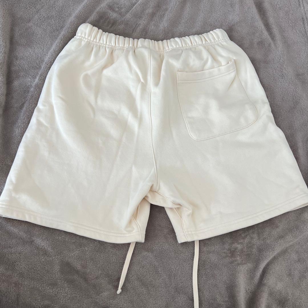 ESSENTIALS ショートパンツ アイボリー