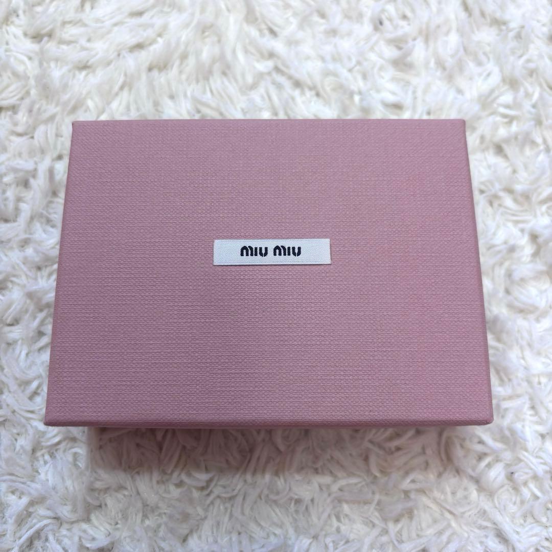 希少】MIUMIU シルバー三つ折り財布 マドラスラブ シリーズ【お値下げ】