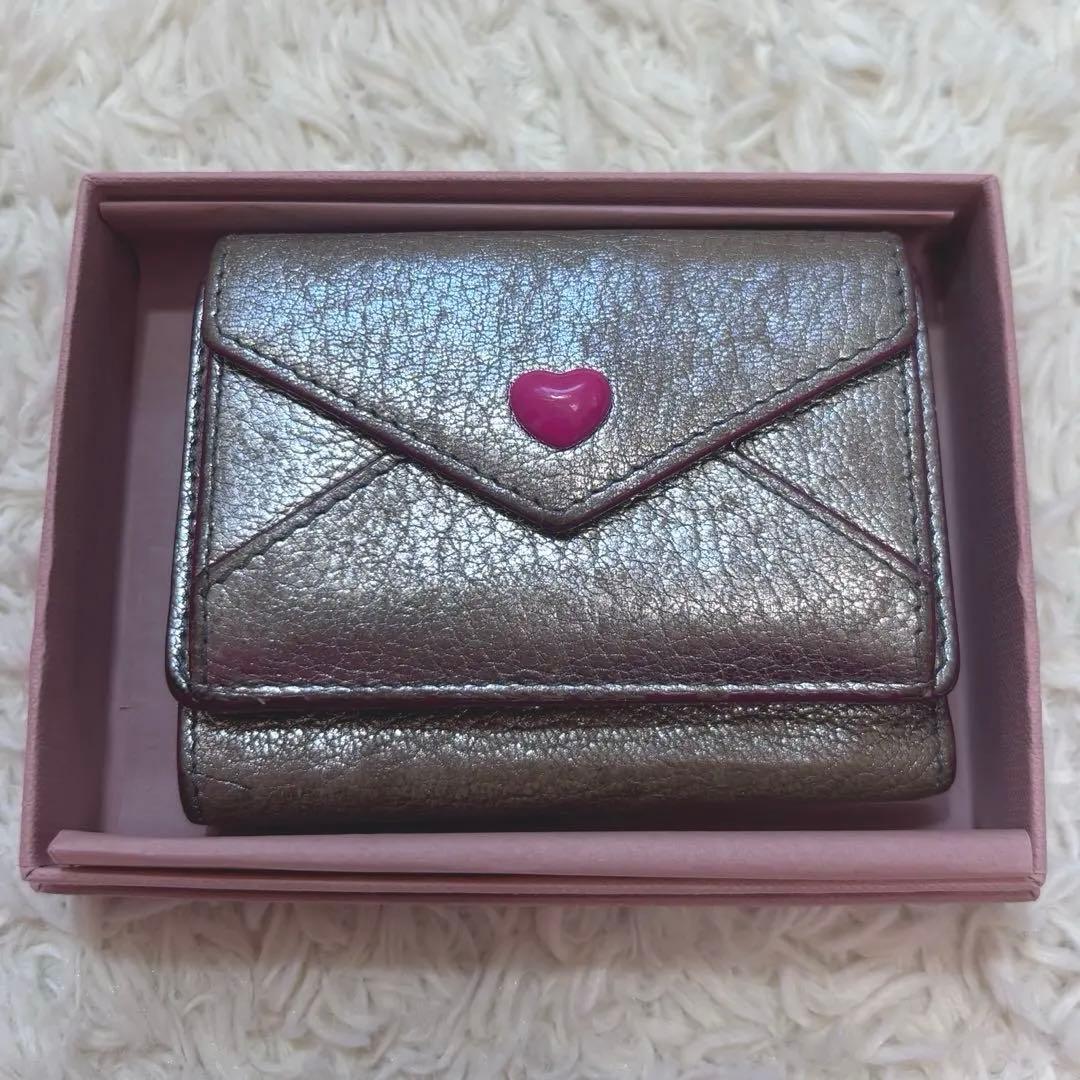 希少】MIUMIU シルバー三つ折り財布 マドラスラブ シリーズ【お値下げ】