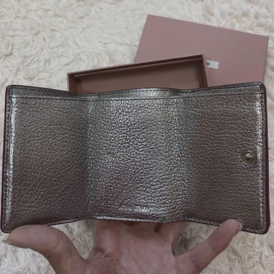 希少】MIUMIU シルバー三つ折り財布 マドラスラブ シリーズ【お値下げ】