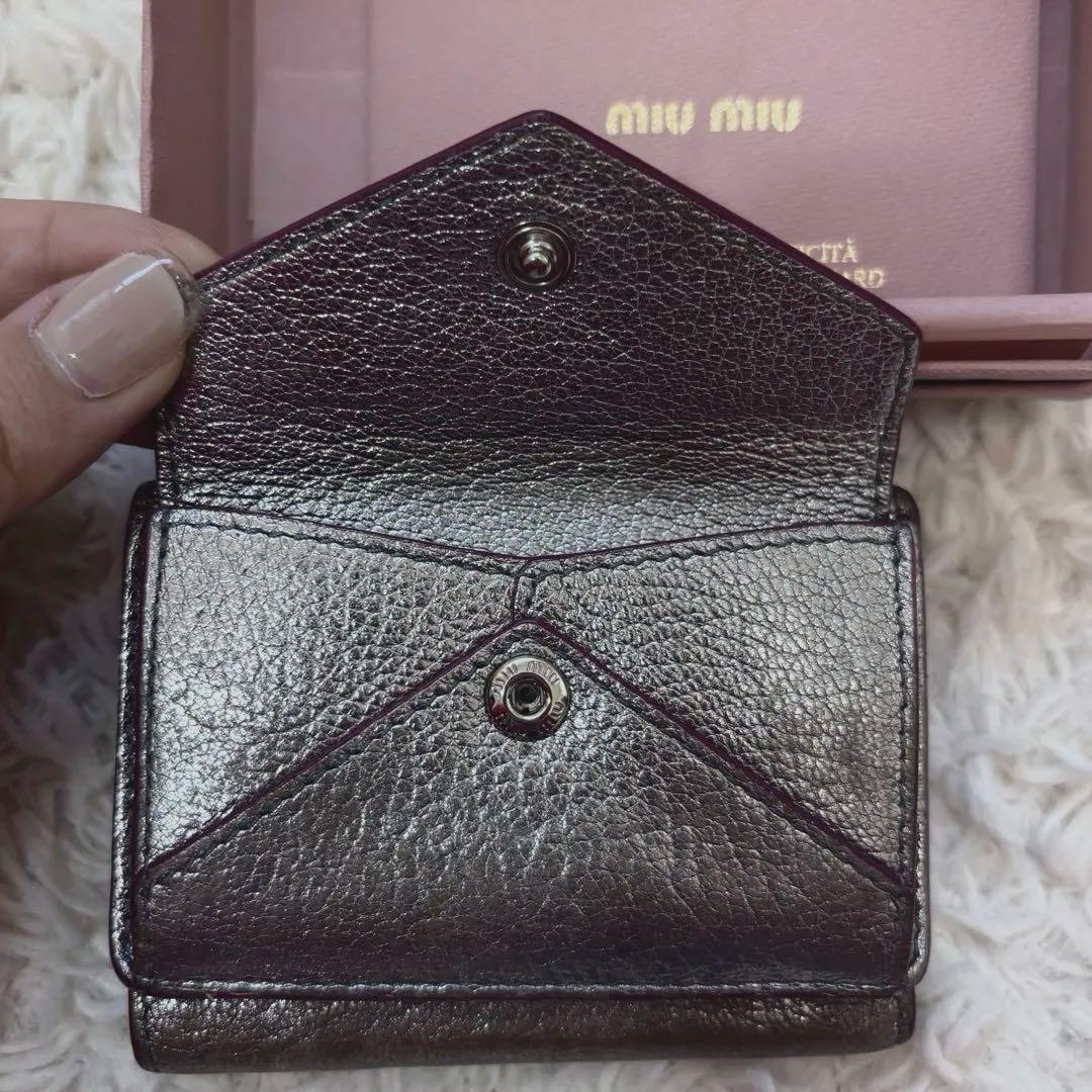希少】MIUMIU シルバー三つ折り財布 マドラスラブ シリーズ【お値下げ】