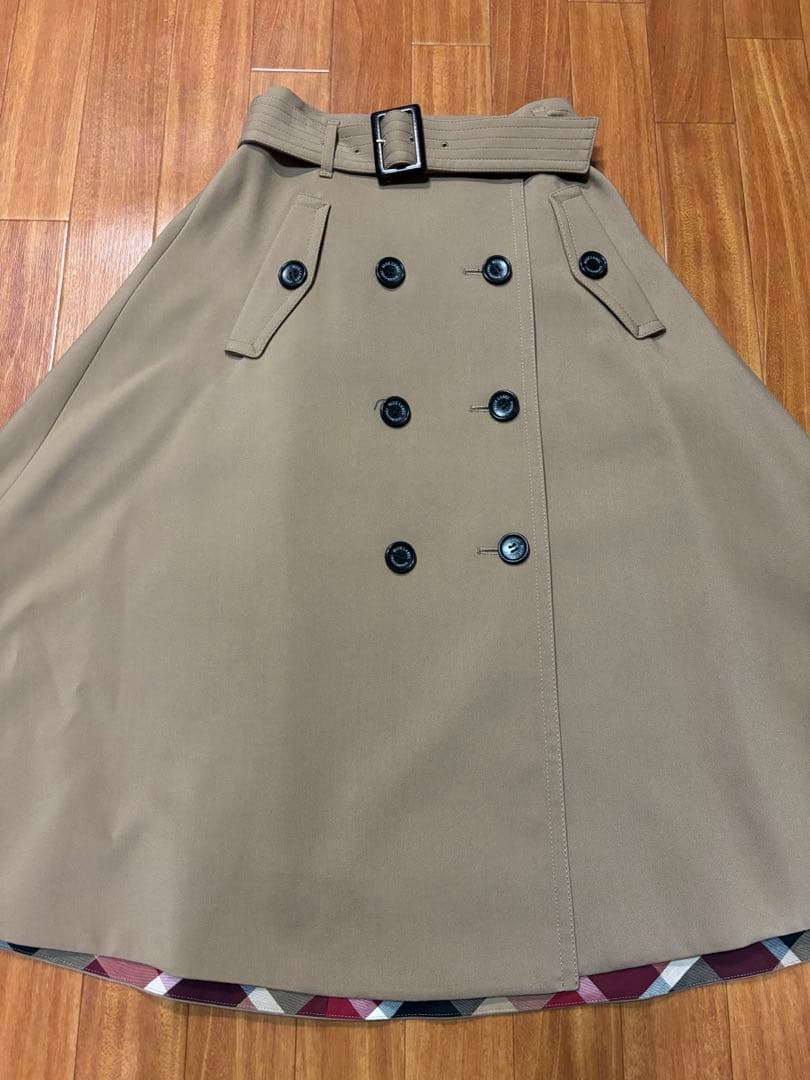ブルーレーベルクレストブリッジのトレンチスカート